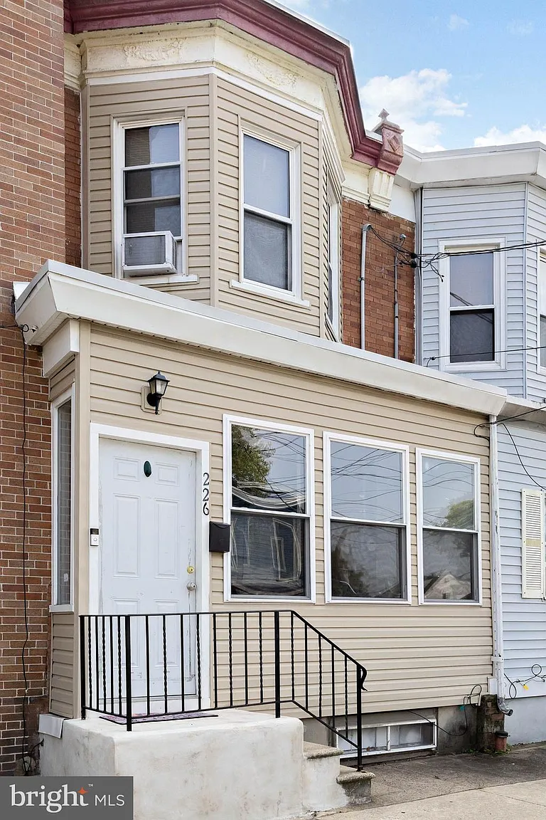 226 3rd St photo 1