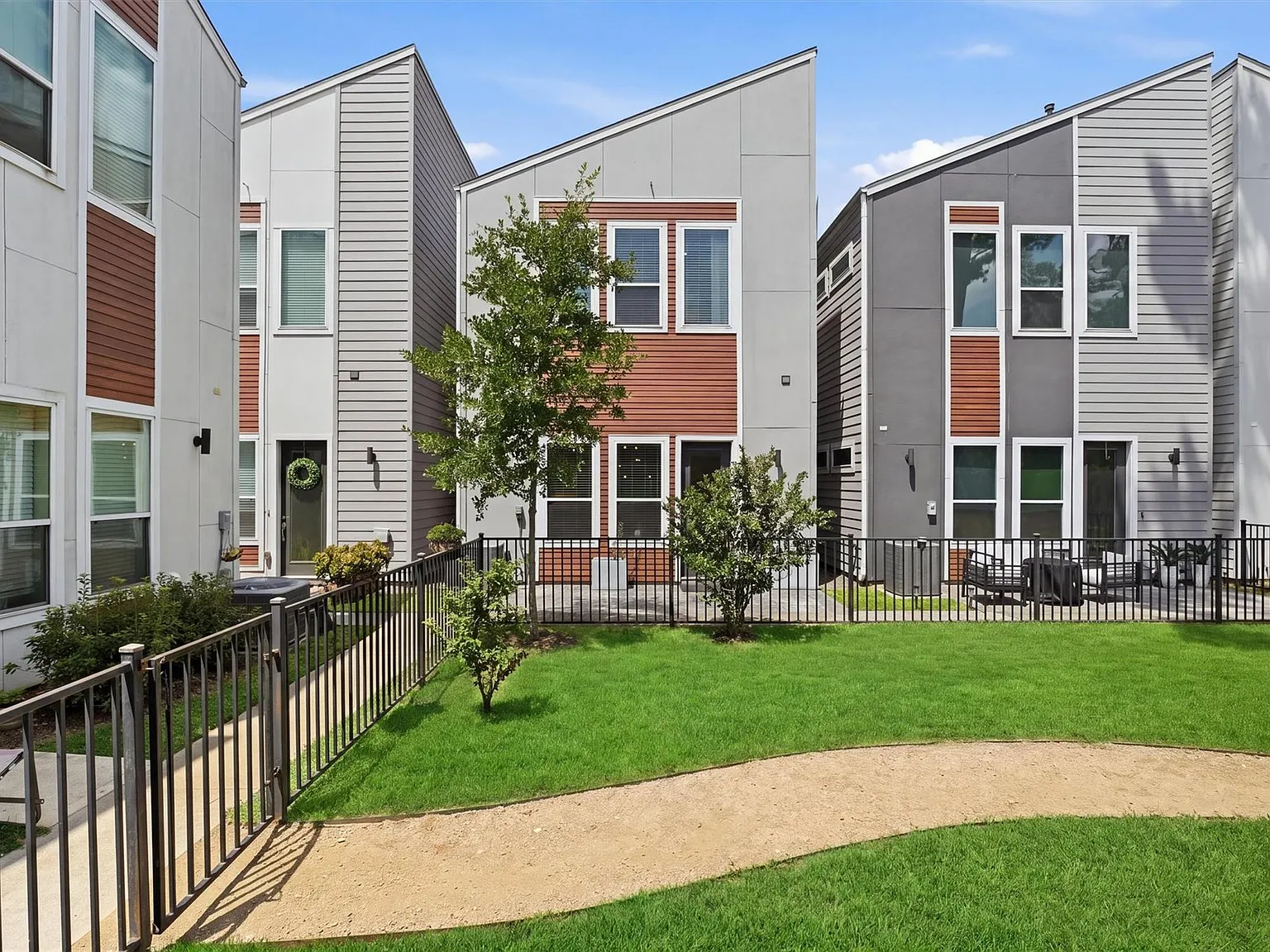 3 bed, 2.5 bath, 1389 sqft, $2,150 — Photo 1