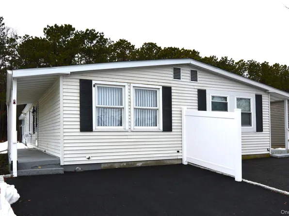 65A Village Circle W, Manorville, NY 11949