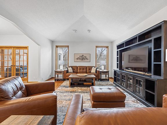 5th image of 412 Daisy Ln