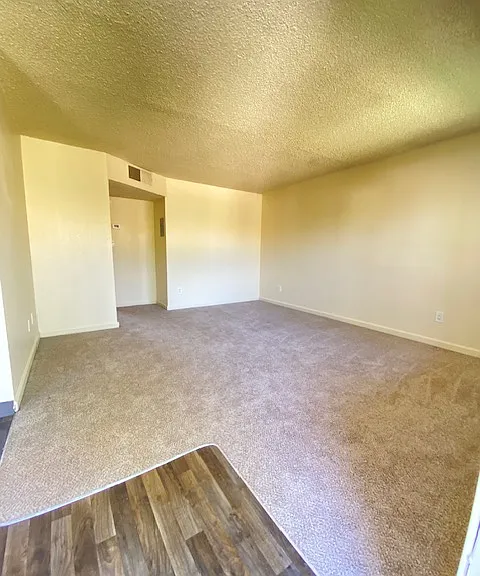 Lincoln Village Apartments — Photo 30