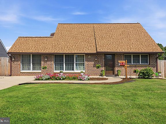 3rd image of 16 Parkside Cir