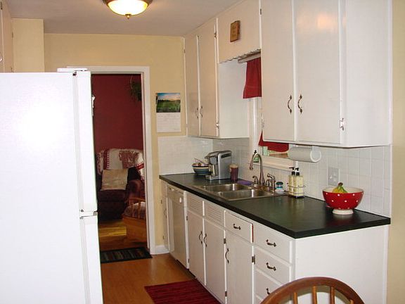 5th image of 367 Carmel Ave