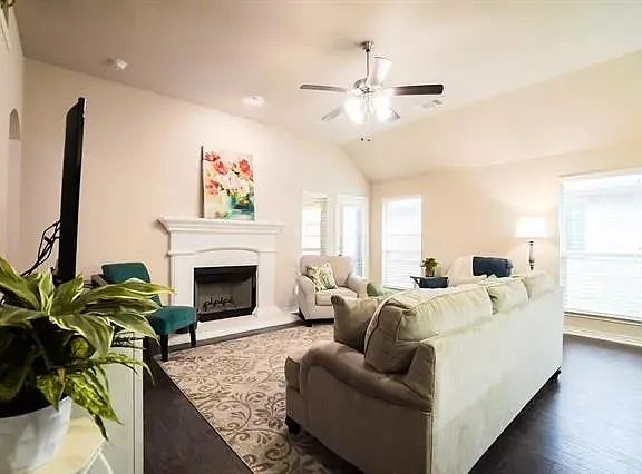 5th image of 1406 Lauren Ln