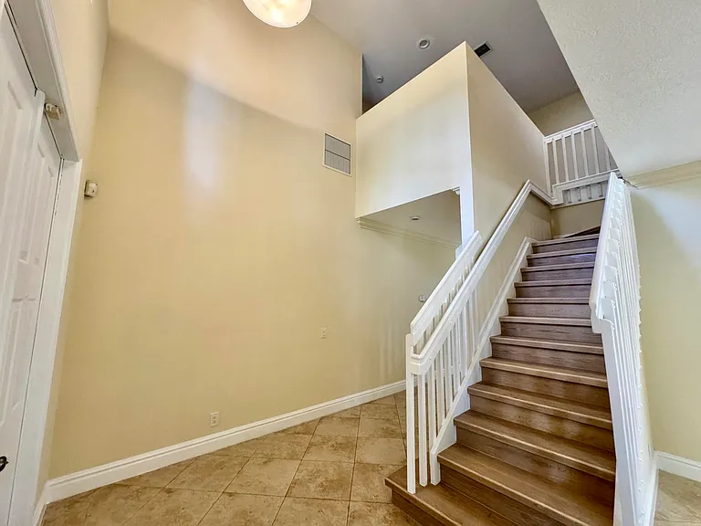 898 Tulip Cir — Photo 4