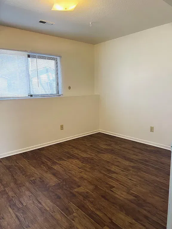3 bed, 924 sqft, $2,200 — Photo 3