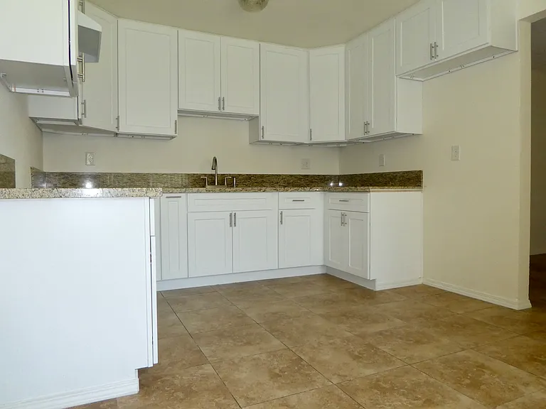 966 W Pine St #A — Photo 7