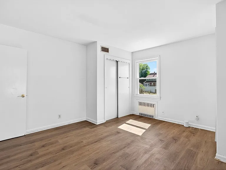 290-92 Louis St #1 — Photo 4