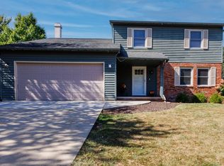 2007 Fallen Oak Rd, Bloomington, IL 61704