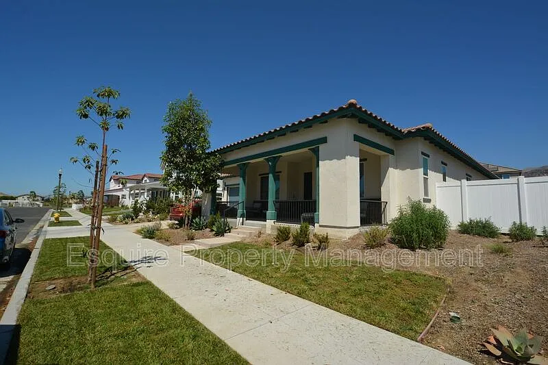 4 bed, 3.5 bath, 2852 sqft, $4,900 — Photo 2