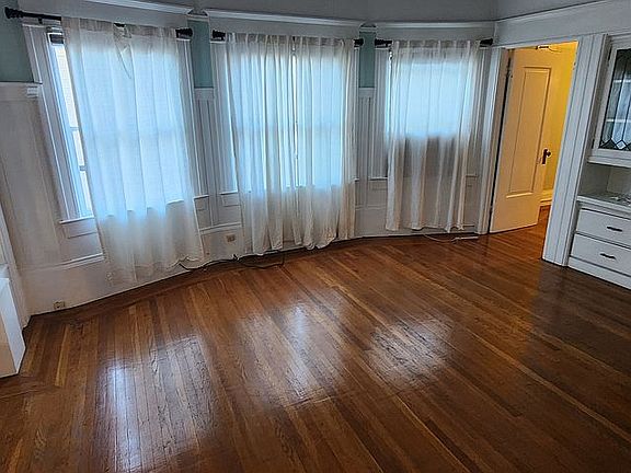 4th image of 717 22nd St APT 3