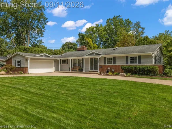 2740 Farmingdale Dr, Bloomfield Hills, MI 48301