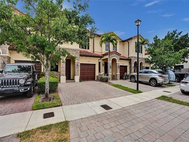 4 bed, 3.0 bath, 1783 sqft, $4,100 — Photo 2