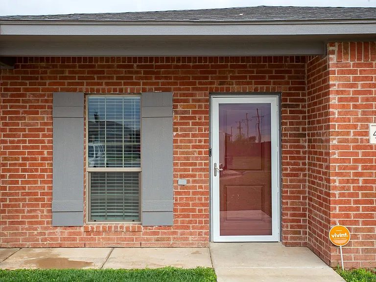 4600 Gloster St — Photo 2