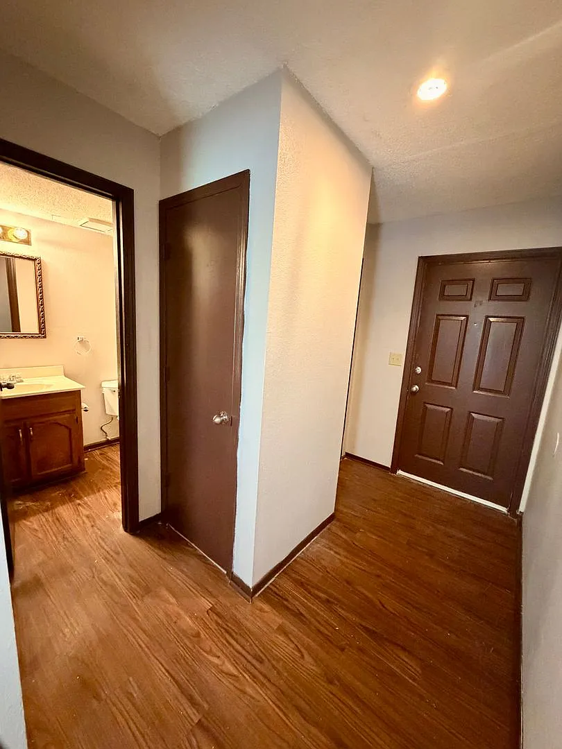 215 Northeast Timbercreek Drive — Photo 3