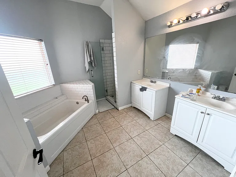 2710 Kingswood Dr — Photo 2