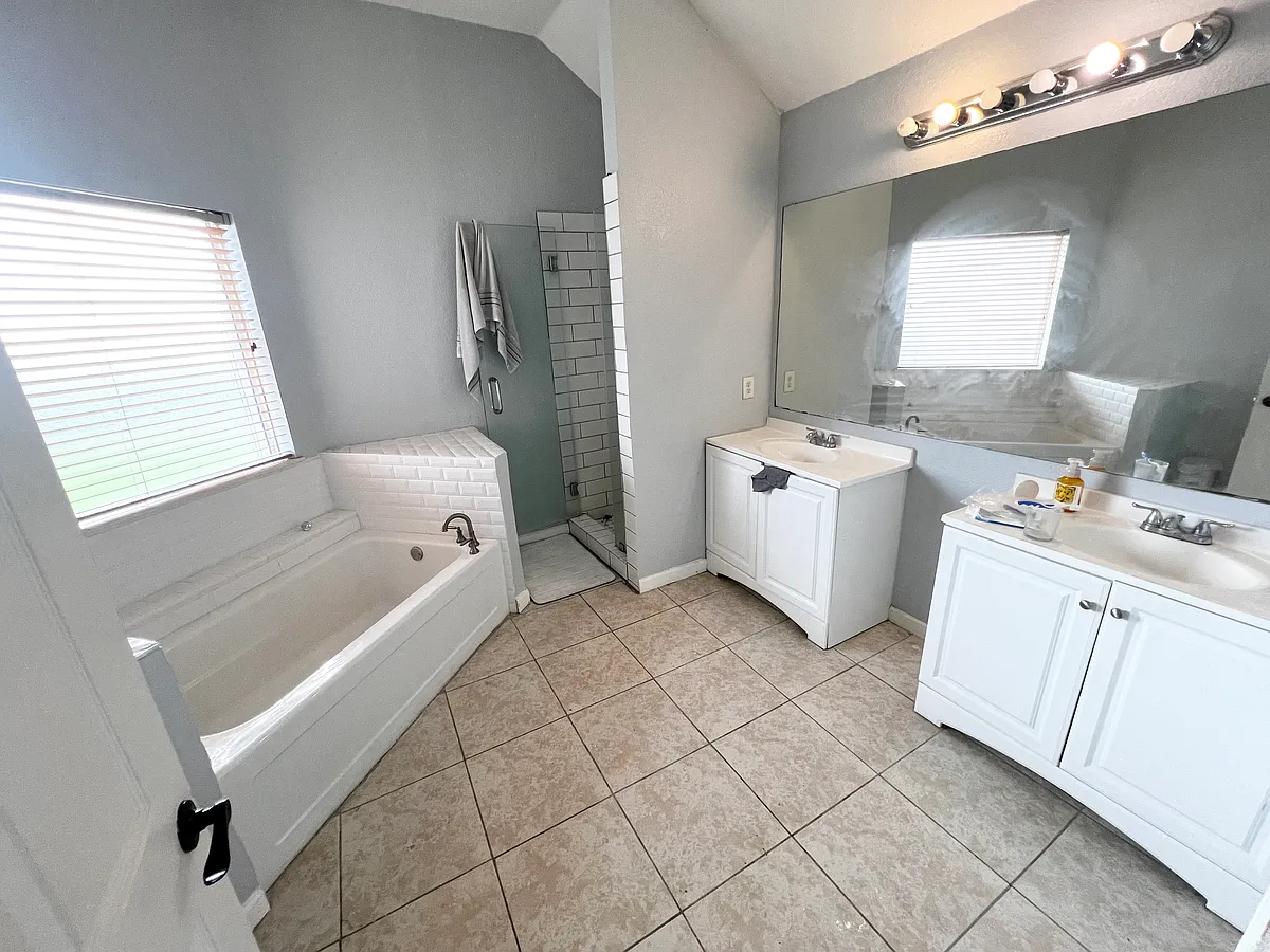 Building Photo - 2710 Kingswood Dr