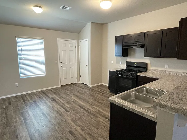 1829 Jack Rabbit Ln — Photo 3