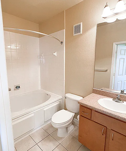 En Suite Bathroom with Modern Features En Suite Bathroom with Modern Features