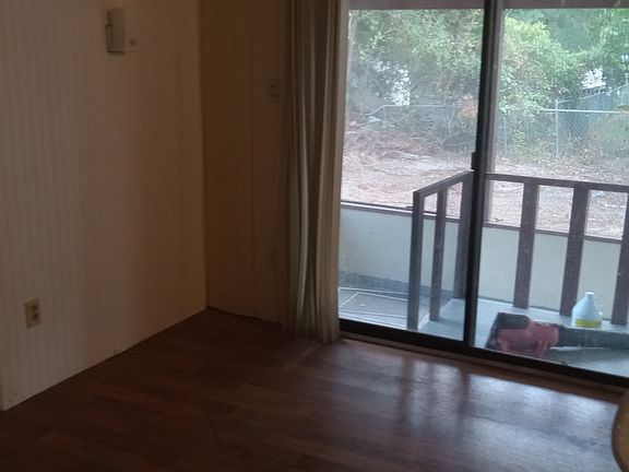 dining area off of kitchen sliding glass doors look out into the screened in patio