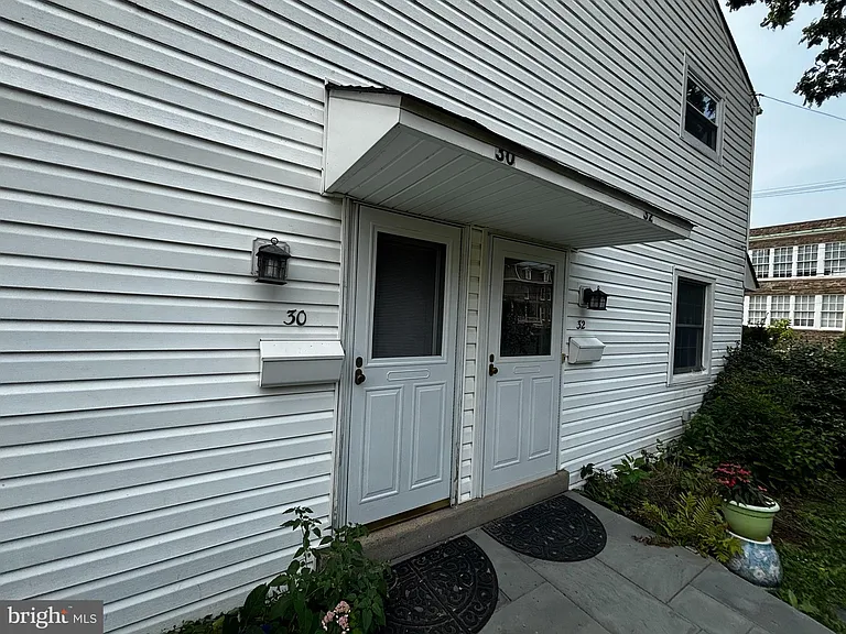 32 Forest Ave — Photo 1