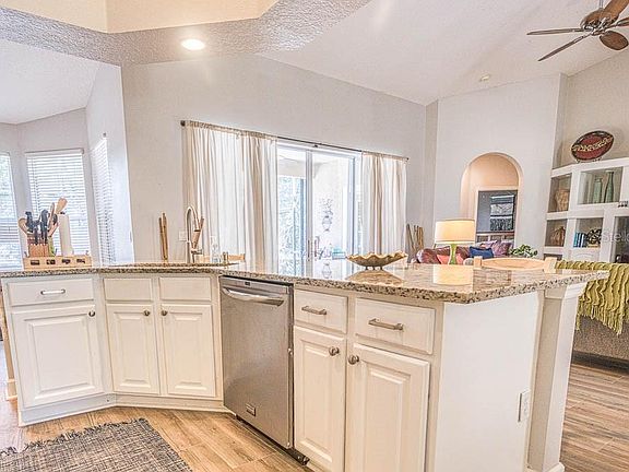 4th image of 934 Arbormoor Pl