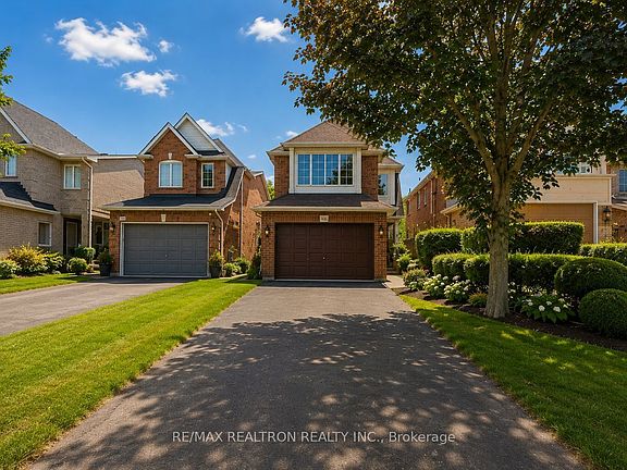 2nd image of 416 Heddle Cres