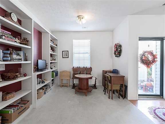 2nd image of 430 W Oaks Trl