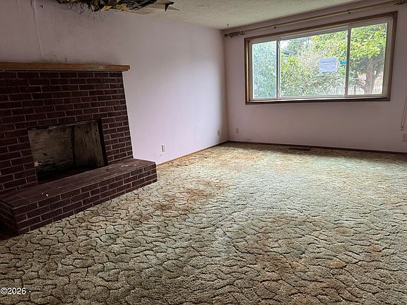 4th image of 1165 NE Broadway St