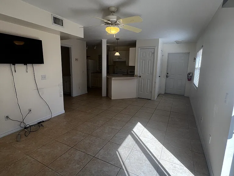 11195 Roseland Rd #1 — Photo 2