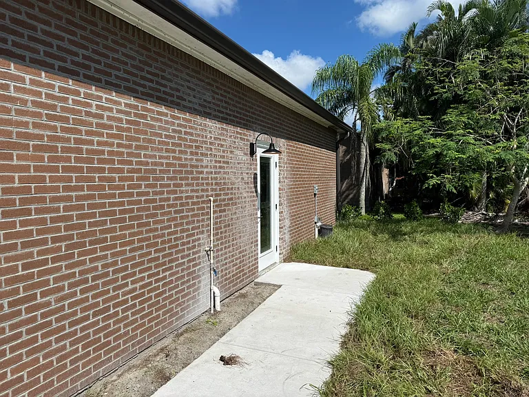 7035 Babcock Rd #C — Photo 13