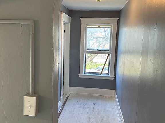 3rd image of 2247 Woodlawn Ave #2