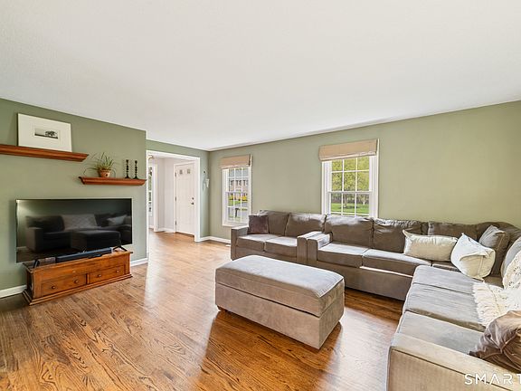 3rd image of 27 South Pond Circle