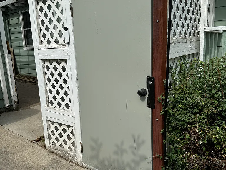 643 Thoma St #B — Photo 2