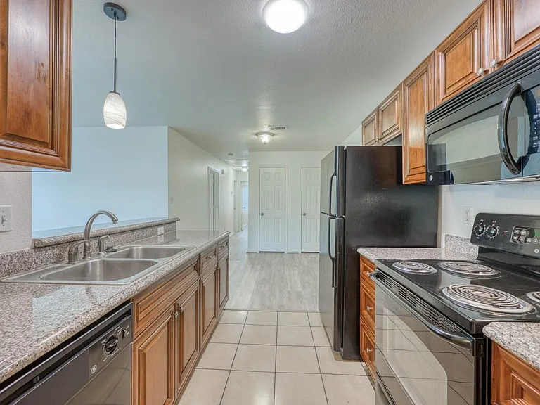 1511 N Claremont Cir — Photo 5