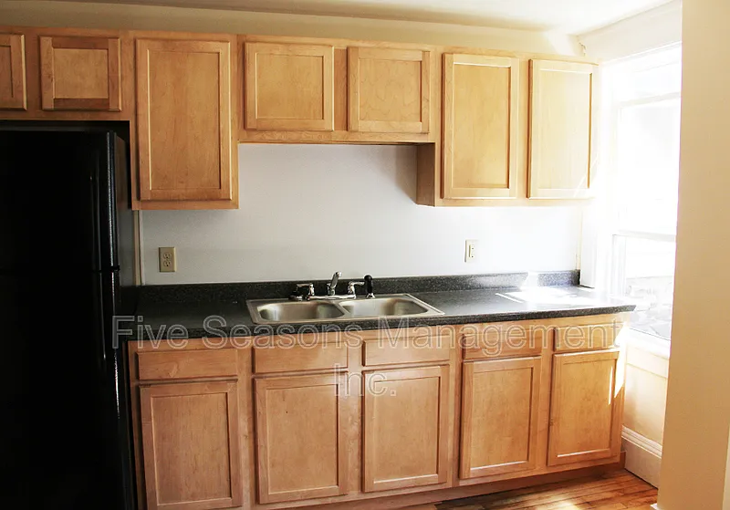 3 bed, 1.0 bath, 900 sqft, $2,550 — Photo 3
