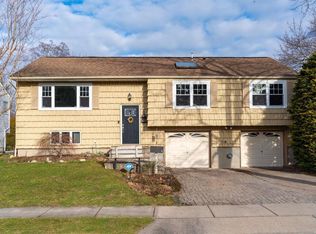7 Ripley Dr, Northport, NY 11768