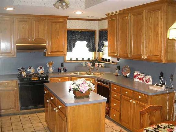 4th image of 1305 Oakwood Ln