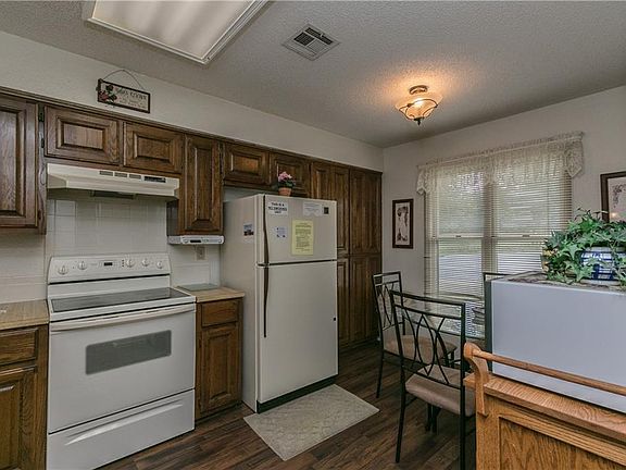 3rd image of 25 Walter Dr