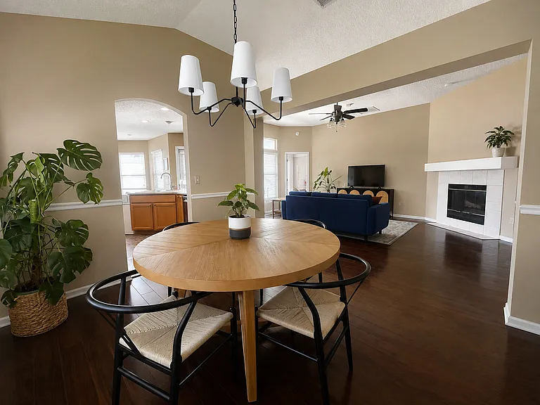 565 Redberry Ln — Photo 3