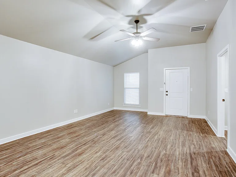 13702 Avenue R — Photo 8