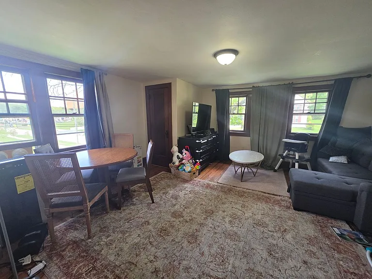 308 S Willow St — Photo 2