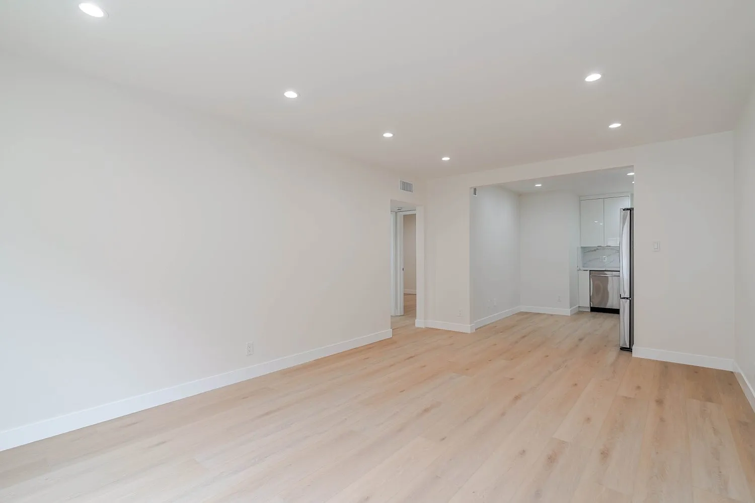 2 bed, 700 sqft, $3,100 — Photo 3