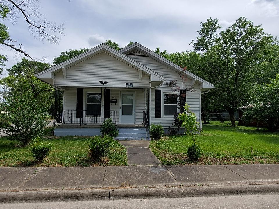 1st image of 701 W Poplar St