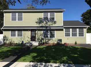 8 Meadow Dr, Bay Shore, NY 11706