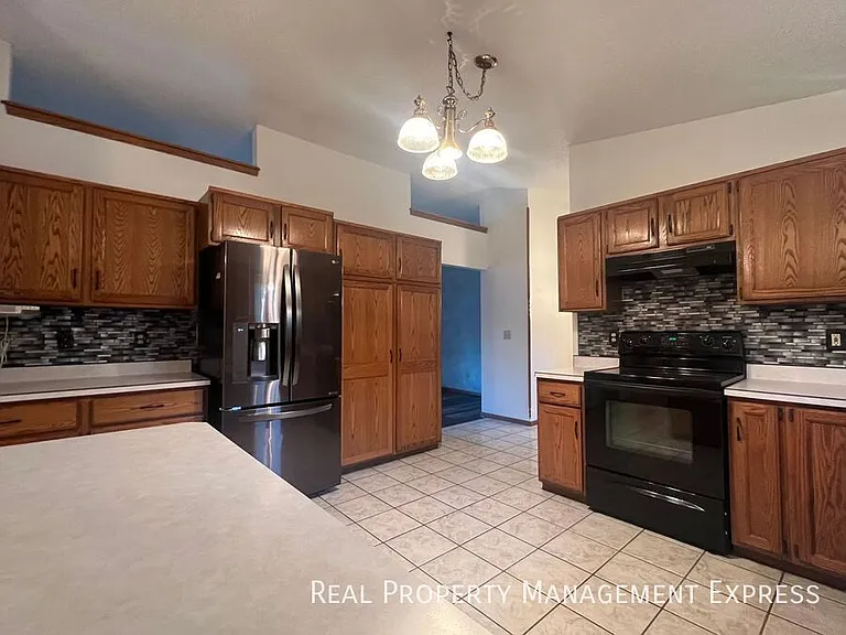 4409 E 20th St — Photo 3