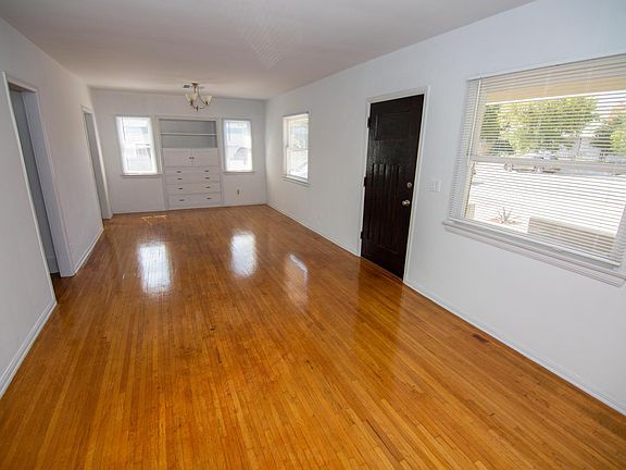 3rd image of 1312 E Wilson Ave