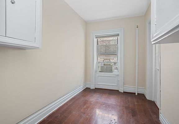 3rd image of 318 Lexington Ave APT 4R