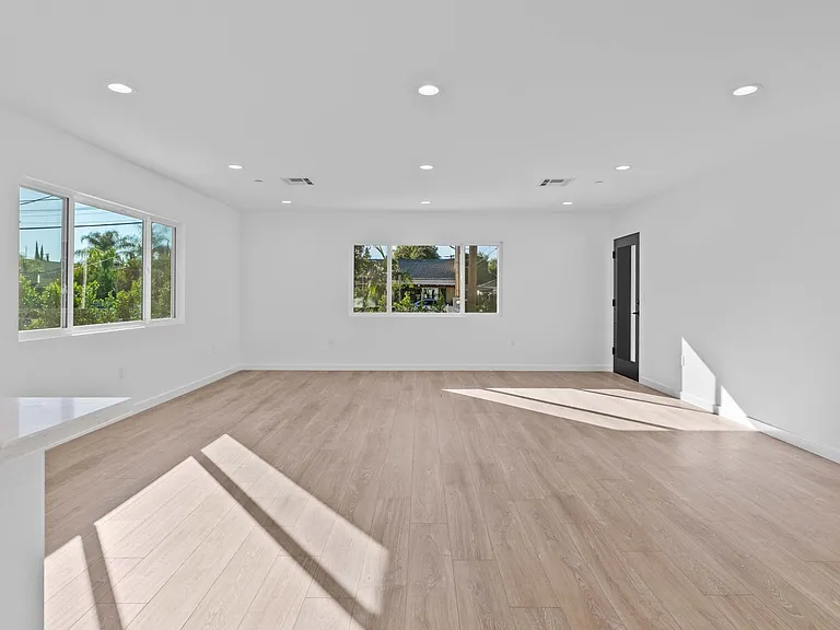 6842 Cedros Ave — Photo 9