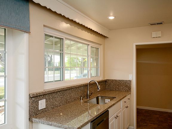 5th image of 2330 Loma Vista Dr